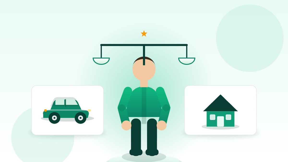 Người đang đứng trước hai bảng so sánh sản phẩm minh họa ý định tìm kiếm mang tính so sánh